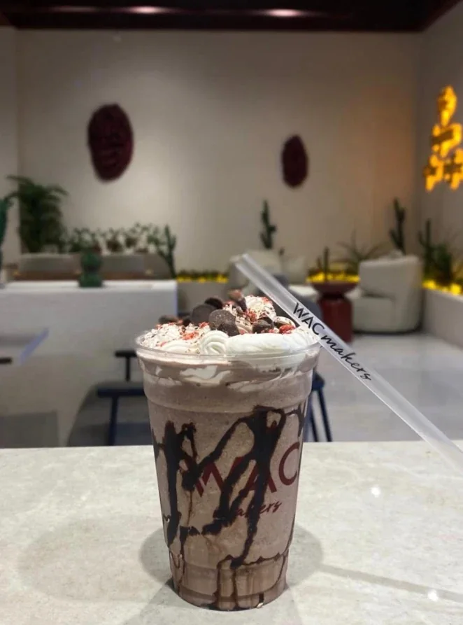 WAC Makers salonunda çikolata soslu, kremalı frappe