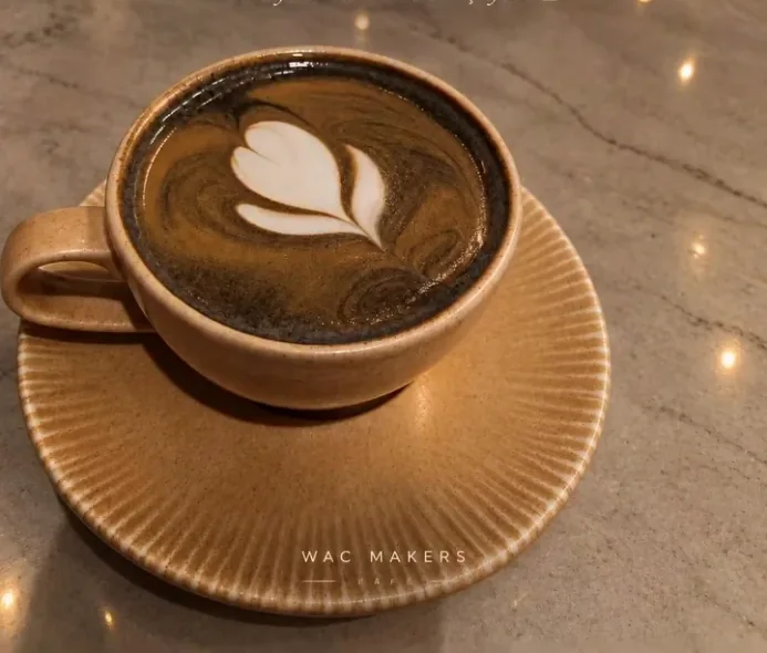Mermer masada latte art'lı Madagaskar Vanilya Latte