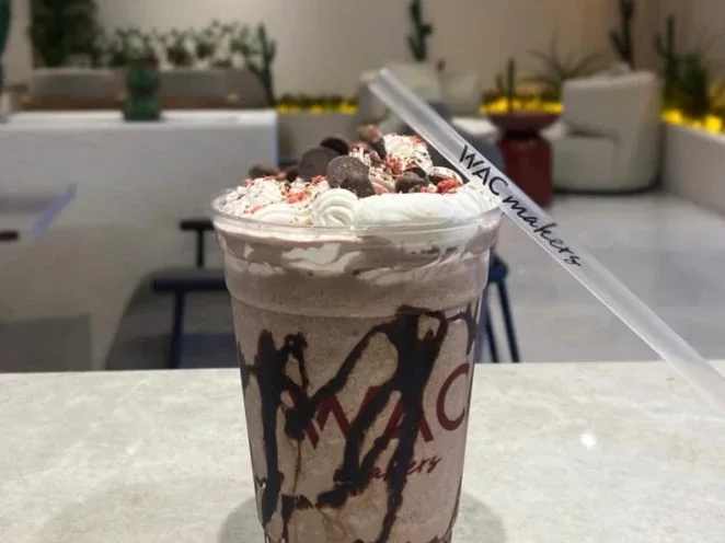 WAC Makers salonunda çikolata soslu, kremalı frappe