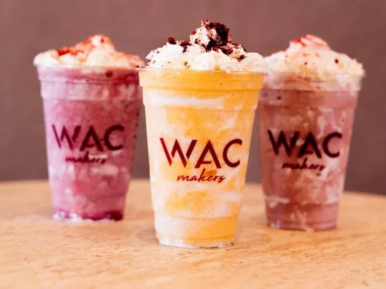 WAC Makers bardaklarında üç renkli, kremalı frappe